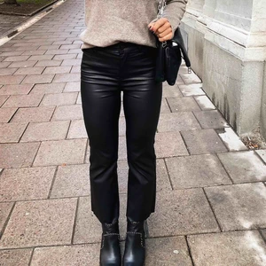 Byxor i skinnimitation  - Helt oanvända byxor i skinnimitation från VILA!! Sitter sjukt snyggt på! Säljer pga får ingen användning för dem. Kan mötas i Stockholm el. frakta