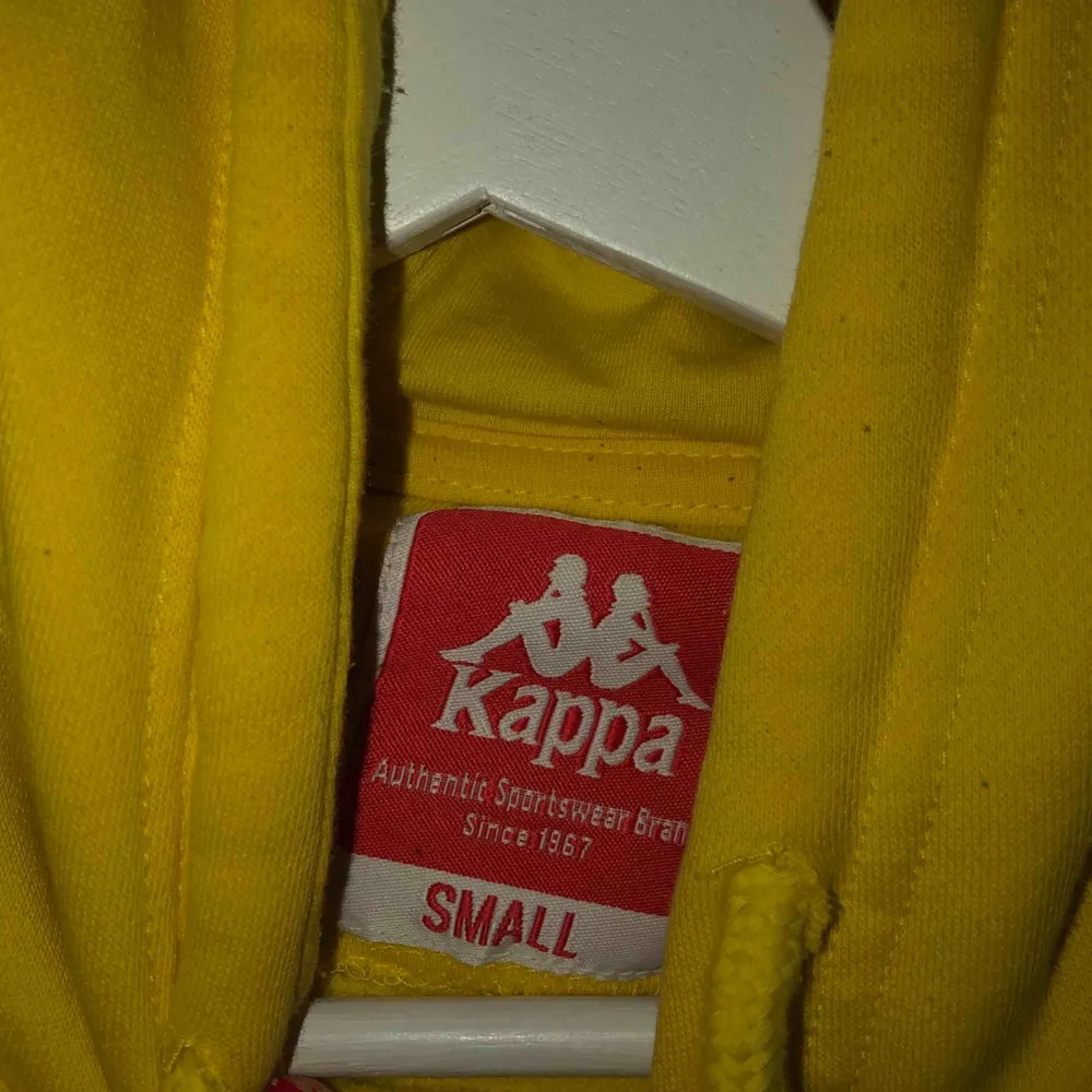 En gul Kappa hoodie i storlek S, använd fåtal gånger då jag glömt av den! Jätteskön och fin😋 . Hoodies.