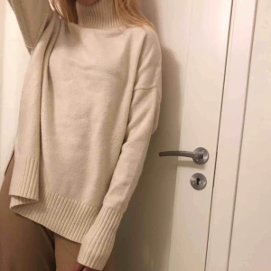  - Cremevit stickad tröja från Lindex men hög krage och slits i sidorna 🌟 Superfin till vintern. Köpare står för frakt 