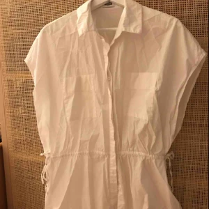  - Skjorta i oversizemodell, men markerad i midjan. Köparen betalar eventuell frakt.