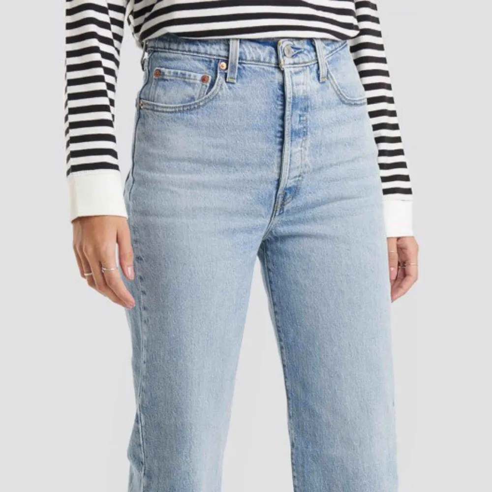 Helt nya levis jeans i modellen ”Ribcage straight”, köpta för någon månad sedan men de har tyvärr inte blivit använda då det är fel storlek :( sitter hur snyggt som helst vid rumpa och lår! Egna bilder kan skickas vid intresse 🤩. Jeans & Byxor.