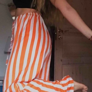  - Straight leg, lååånga fina byxor från PRETTYLITTLETHINGS. Topp ingår om man vill. Frakt ingår ej om du inte är jättesnäll 😝