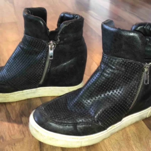  - Ett par grymt sköna kilklackar från märket Steve Madden! Säljes pga ändring av stil. Väl använda, har en förslitning därav priset. Annars i gott skick som bara behövs tvättas av lite.  