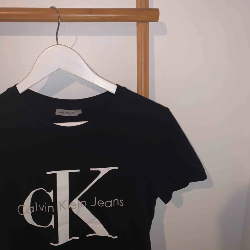 En trendig Calvin Klein T-shirt. 💖💖 Knappt använd. Kan mötas upp i Falun eller skickas mot frakt. 🌟🥰🤩. T-shirts.