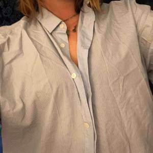 Randig skjorta i skönt material från cos. Oversize passform på 36/38