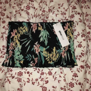  - Helt oanvänd topp (croptop) från ginatricot i jättefint mönster. Säljs för den inte passar (för stor för mig) men skulle annars vilja behålla den.