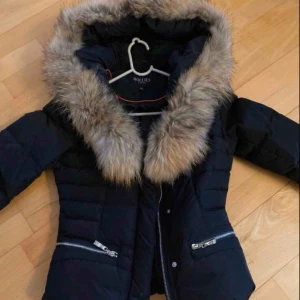 - Hollies jacka Knappt använd Äkta päls
