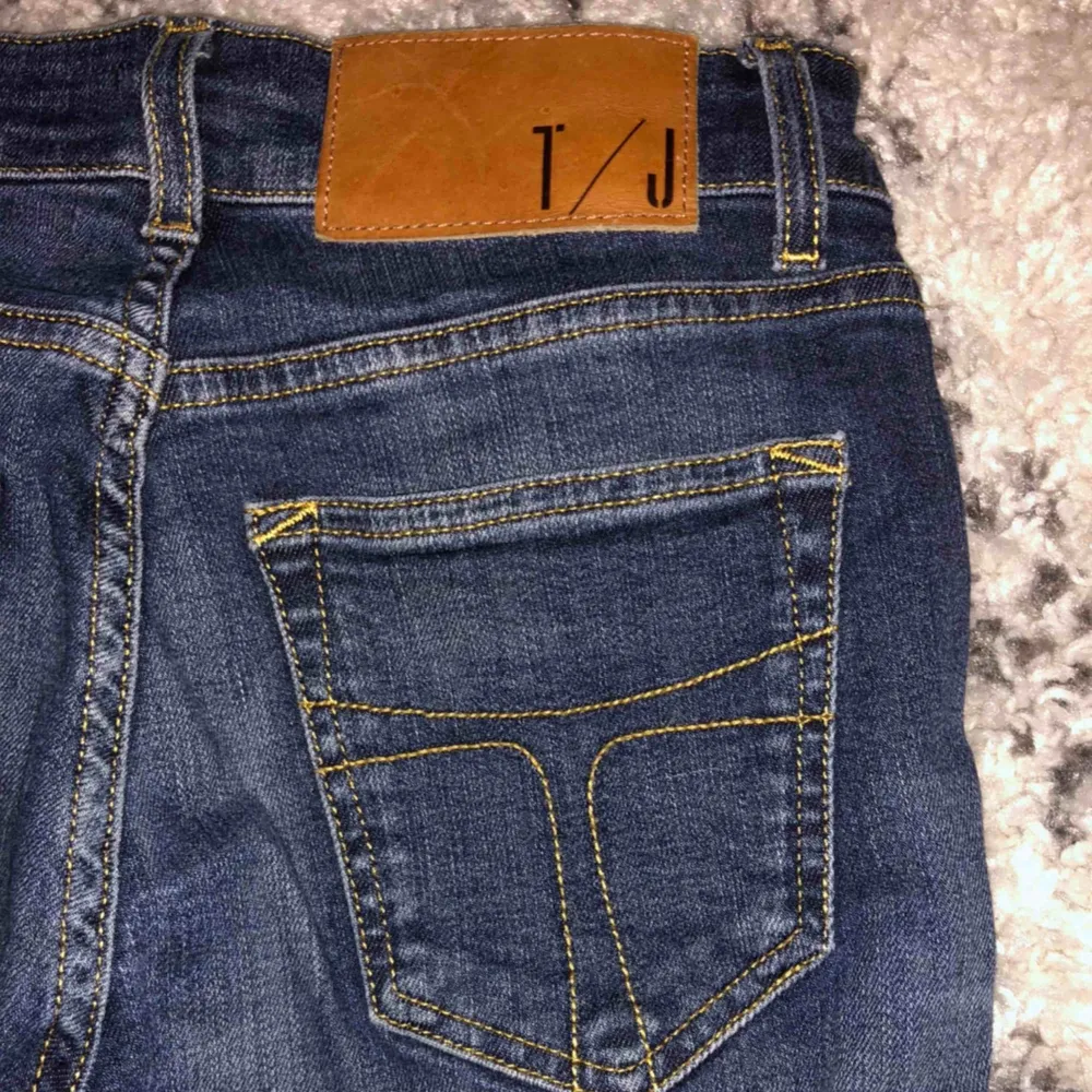 Säljer mina mörkblåa Tiger of Sweden jeans! De har inget slitage och ser ut som nya, mycket bra passform! Nypris: 1 299 kr Kan mötas upp men även frakta, då tillkommer det fraktkostnad! . Jeans & Byxor.