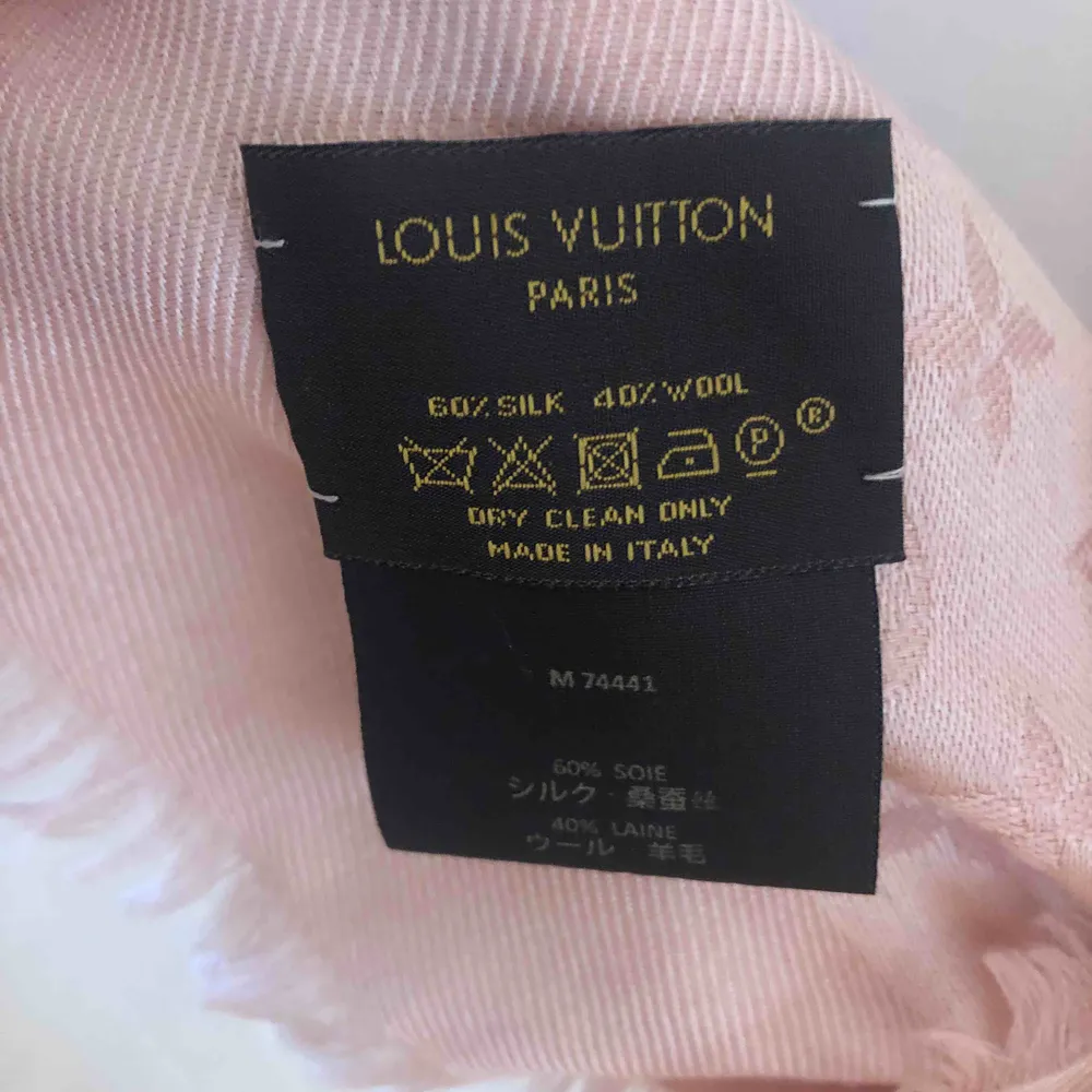 Puderrosa monogram scal ifrån Louis Vuitton. Använd väldigt sparsamt, super fint skick. Finns med låda och kvitto! . Accessoarer.