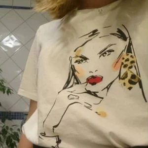  - T-shirt från ginatricot, jag har burit den som lite oversized. Använd ett antal gånger, men säljer då den inte var någonting jag brukar sträcka mig efter på morgonen. Skick som om den vore ny
