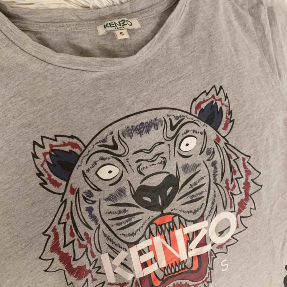 Säljer min Kenzo t-Shirt, äkta. Knappt använd alls och är därför i jättebra och fint skick! Säljer pga att jag har för mycket kläder och använder inte. Köparen står för frakt!. T-shirts.