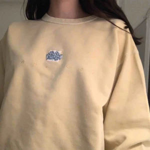  - jättesöt och mysig vintage tröja från typ 80-talet. lite sliten (kolla tredje bilden) men håller sig i rätt okej skick. intressekoll fraktar elr möts upp i gävle 