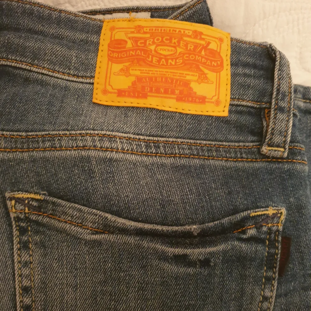 Jättefina Crocker Jeans i väldigt fint skick. Säljer pga försmå :(  Köpare står för frakt :). Jeans & Byxor.