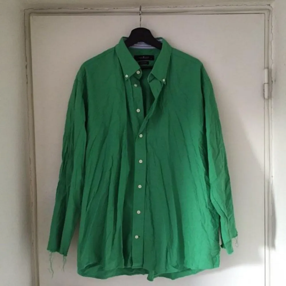 Säljer denna gröna skjortan! Skitsnygg att ha öppen över ett linne eller som den är ❤. Skjortor.