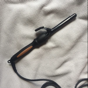  - locktång från clas ohlson. köpt 2018, endast använd  1-2 ggr då den blev för stor för mitt korta hår. ser helt oanvänd ut. 