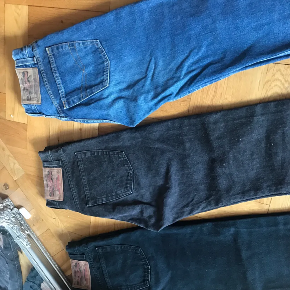 Raka jeans från Crocker som tyvärr är för små för mig :( sjukt fina!  150 kr för ett par. OBS: de båda mörka paren är sålda!!. Jeans & Byxor.