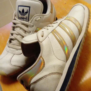  - Adidas äkta skor storlek 43 frakt ingår