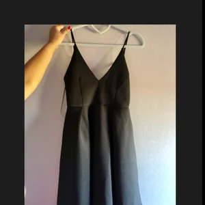  - Klänning med korsade snörning i ryggen. Storlek 36.  Aldrig använd. I nyskick. Prislappen är kvar. Har testat klänningen. Säljs pga för stor. 