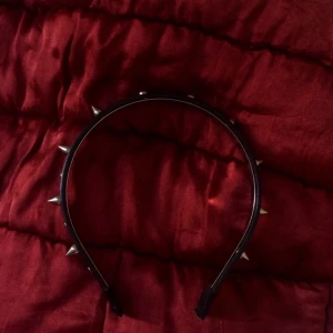  - Ännu ett coolt diadem att spela svår i (finns även i babyrosa). Snyggt och soft, med bra fit som ej gör ont mot tinningarna.    🌻Mötas i Malmö?/Frakt tillkommer🦕 No refunds 🌻