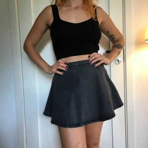  - Grå jeanskjol från American Apparel strl S✨