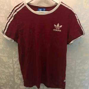 Tshirt från Adidas  storlek smal Vinröd