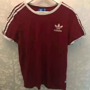  - Tshirt från Adidas  storlek smal Vinröd