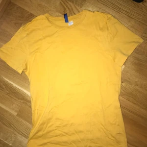  - Gul t-shirt från H&m! 30 kr+frakt 39. Bra skick!