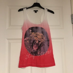  - Säljer detta linne då det ej kommer till användning längre. Linnet har en jättefin baksida, se bild 2. Betalas med swish och du som köpare står för frakten. 🐆✨