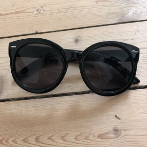  - Oanvända solglasögon från Monki.  Köpare betalar frakt eller så möts vi upp i Göteborg. 