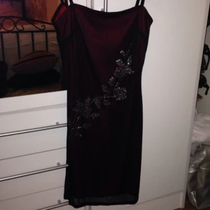 Vinröd finklänning med vackert silvermönster fram. Från West One, nypris 899kr, oanvänd! - Vinröd klänning med vackert silvermönster. Oanvänd, nypris 899kr ✨