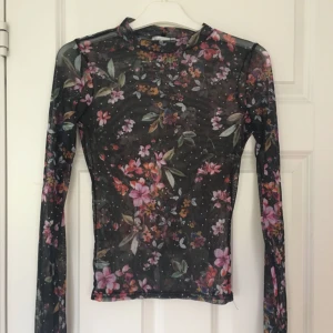  - Festlig topp från Nelly trend. Storlek S, men upplever deras storlekar extremt små så har du stor byst funkar denna ej på dig.   Jag kan mötas i Göteborg men även frakta om du står för det! 💜