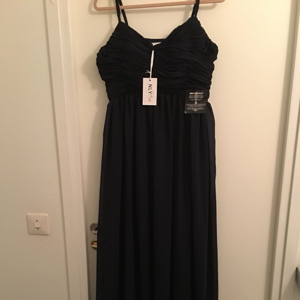 Helt ny och oanvända lång klänning  Ny pris är 999kr finns kvitto Kan byta med nån. Klänningar.