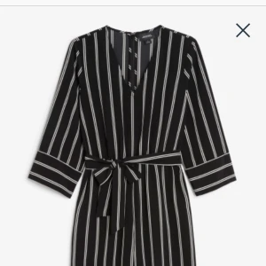  - Byxdress från Monki Storlek small  Nypris: 300kr Säljer för 120kr  Kan skicka men då står köparen för frakt 