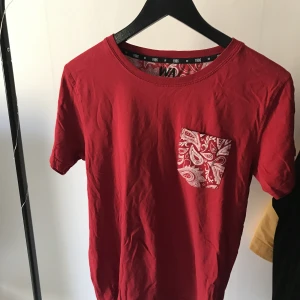  - Bekväm t-shirt med ficka på bröstet från warp/stadium, sparsamt använd. Frakt tillkommer! 