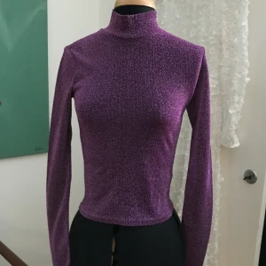  - Topp ifrån NAKD. Storlek S. Lila glittrig. Fint skick.