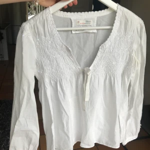  - Vit blus från odd Molly, använd endast fåtal gånger eftersom den är för stor tyvärr! Köpt för 1195kr & säljs för endast 350kr 