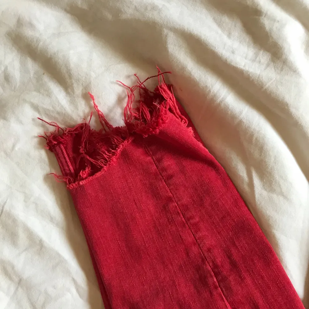 Jeans från Zara, storlek 36, aldrig använda! De är inte lika röda irl, lite mer ”sliten” röd 👅 . Jeans & Byxor.