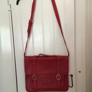  - Säljer denna fina röda väska från Topshop och den är aldrig använd så den är i toppskick. Den är tillräckligt stor för att få plats med en vanlig MacBook eller likande dator i samma storlek. Fraktkostnad tillkommer.