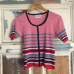  - Stickad t-shorts i 100% acrylic. Jättefin att matcha till jeansmaterial.  Swish eller kontant. Kan antingen mötas upp i stockholm eller rosersberg/märsta, eller frakta. Köparen står för frakten. 