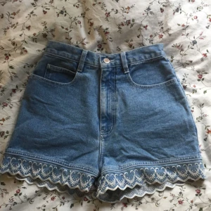  - Jättesnygga vintage shorts med broderier! Bra skick i storlek S, kan mötas upp i Lund. Köpare betalar frakt.  Säljes pga är för små.