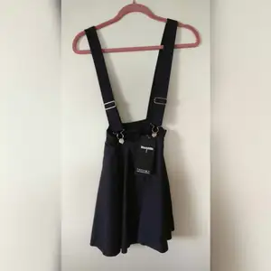 Hängselklänning från BlackMilk. Helt ny, säljes pga fel storlek. Importerad från Australien. Nypris 500SEK Min midja är 38 och den är för små för mig.