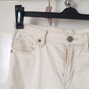 - Vanliga vita jeans i tajtare modell💃🏼 stretchiga 