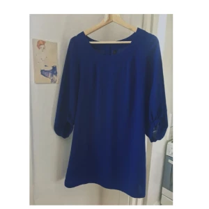  - Blå tjusig klänning i fint tyg från topshop. Fint skick. Köpare betalar frakt, annars kan jag mötas i Stockholm. 