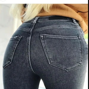 - Slutsålda populära jeans från Never denim. Använda vid två tillfällen, som nya. Hög midja och väldigt stretchiga, passar xs-s