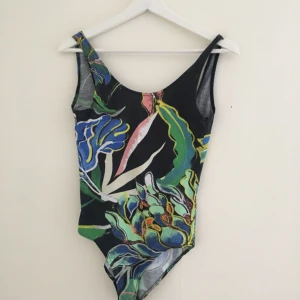  - En body i bomull och elastan. Lättsam och skön att ha på sig och väldigt fin passform 