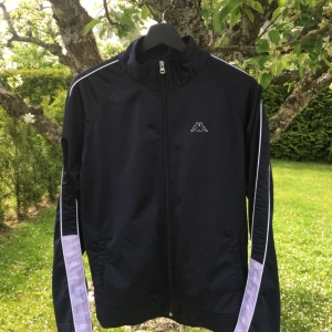  - Ännu ett plagg från kappa. Passar som S (kanske lite större) men står XL tackvare att den är vintage (storlekarna har ändrats) Passar perfekt som en lättare jacka nu till sommaren! (Frakt ej inräknad)