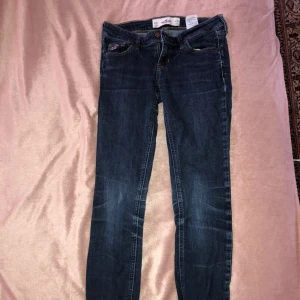  - Ett par jeans från hollister. Dem formar sig efter din form och är sköna att ha på sig. Dem är hela överallt och nästan som nya