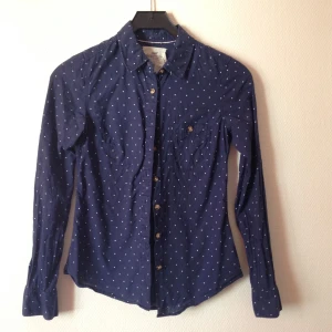  - Mörkblå skjorta med vita prickar 