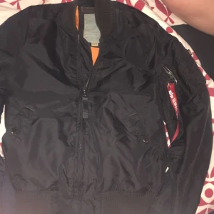  - Alpha industires jacka dam, tunn modell, Strl M men sitter som en S, köparen står för frakten!