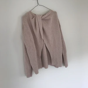  - Finaste stickade tröjan i gammelrosa med öppen omlottrygg 🌸🌸 säljes pga att den är för stor för mig, sitter lite oversize och mer som en M eller L. Fin skärning och mjukt tyg. Använd två gånger så i nyskick. 